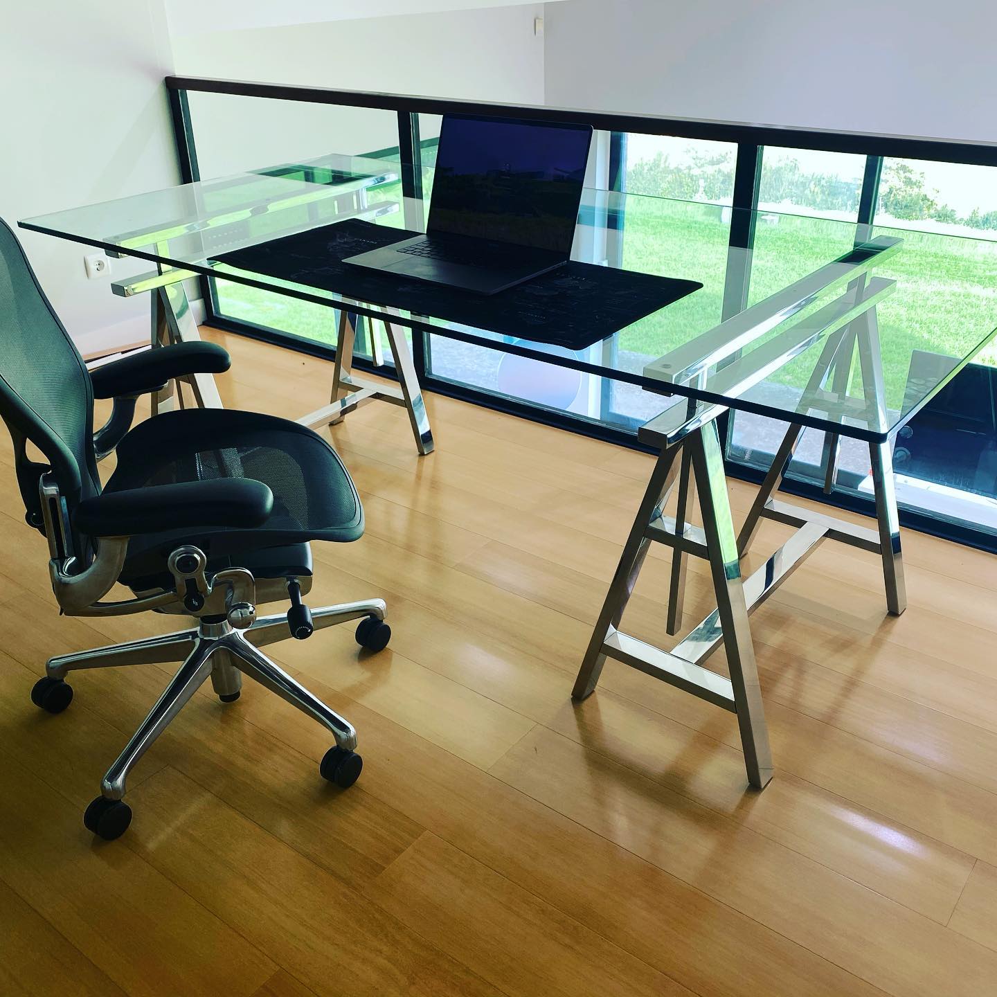 New desk and chair are in !! Looks awesome and I finally have a proper setup to work when I’m in the Azores