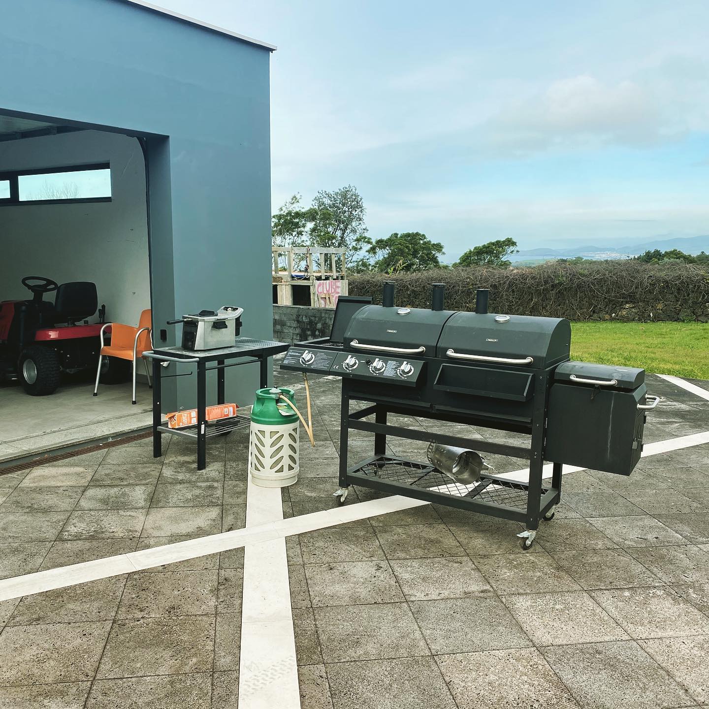 Today is BBQ on the front yard!