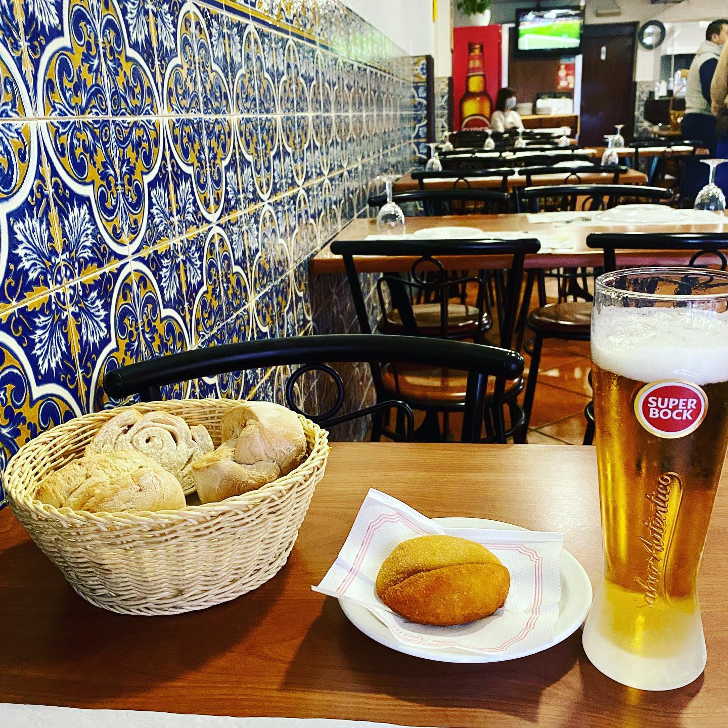 Found this little gem of a restaurant, cheap and super tasty, called Banquinho, in Maia, Porto