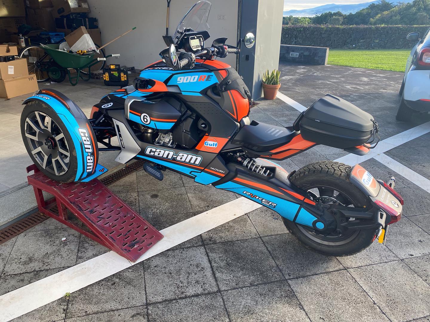 Spent the weekend changing some bits on the bike, also replaced the muffler, but decided to change it again, so this weekend it’s back to this position once more … yep, having too much fun !