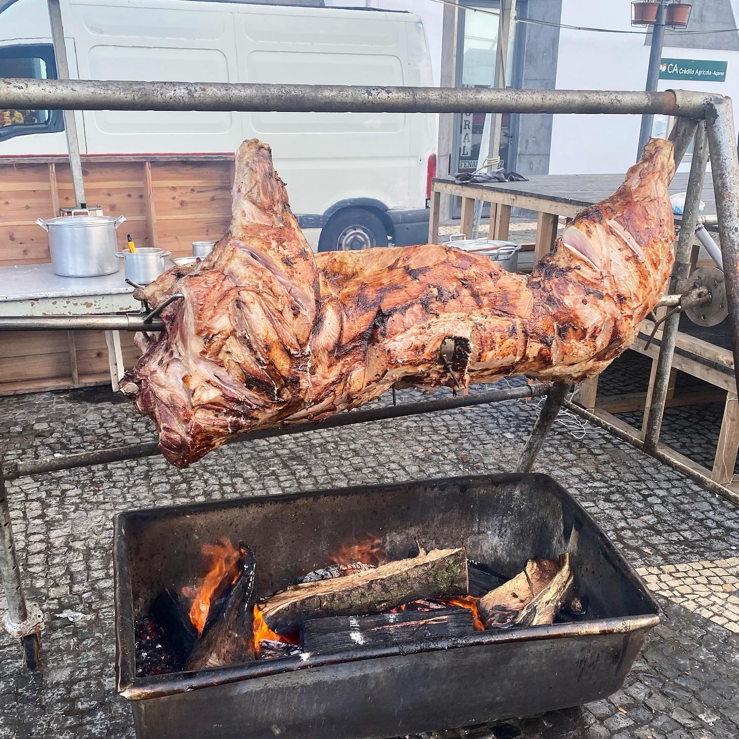 Porco no espeto 🐖 nos Fenais da Luz