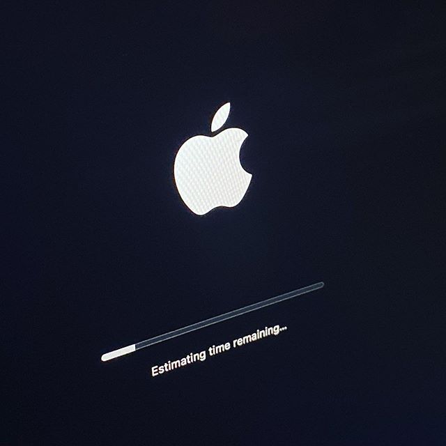 Damn OSX Catalina upgrade ... my laptop has been stuck here for 6 hours !! Stuck using a Linux laptop for the day ... 🤨