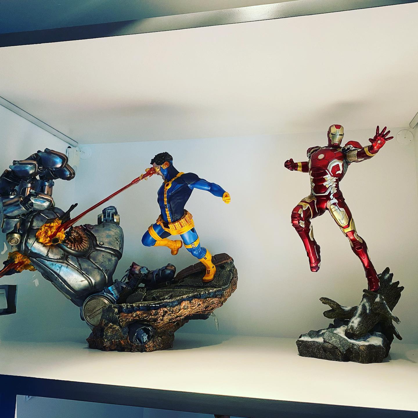Finally got Iron Man setup, it’s been inside the box for a while, it was time to display it 😀