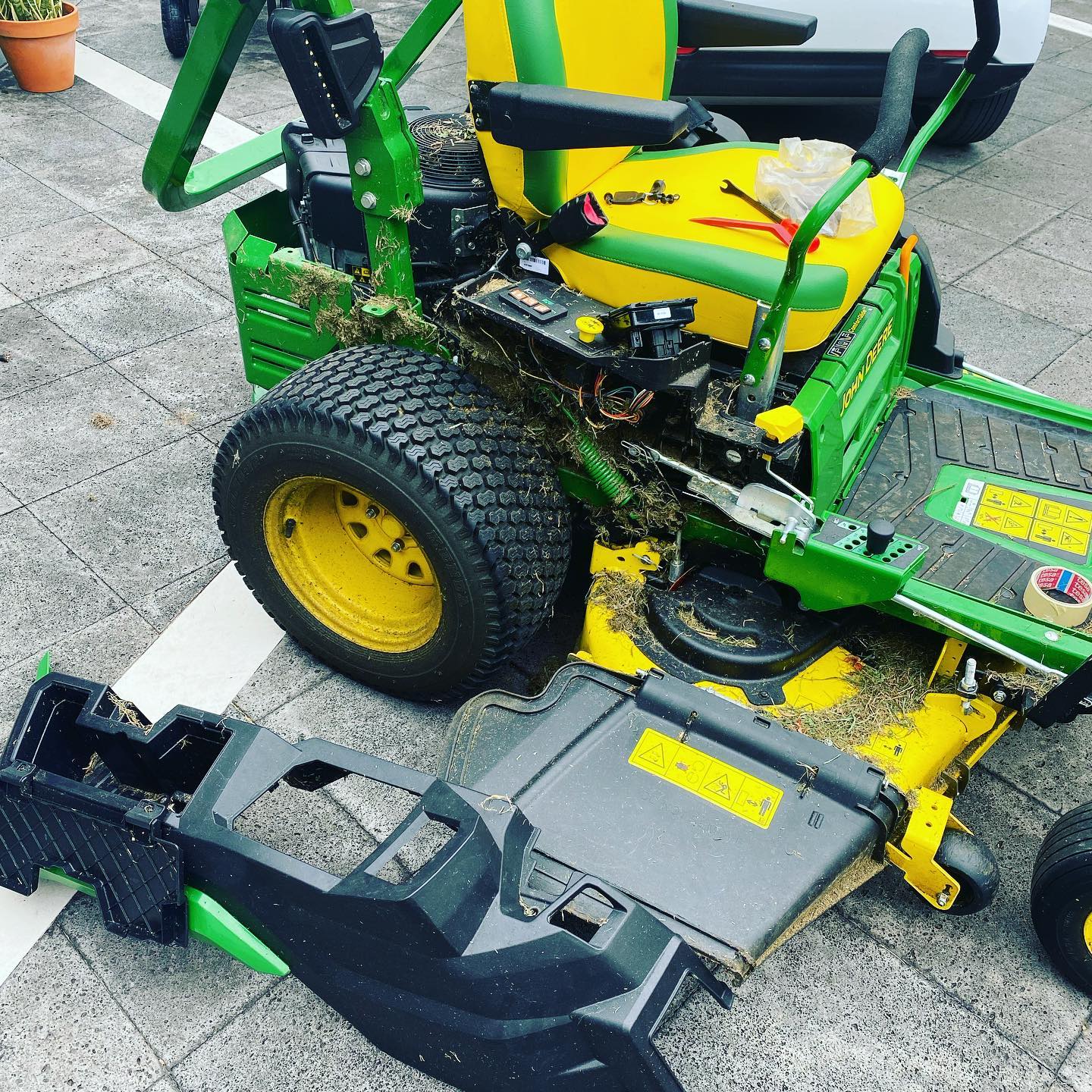 I have quite a busy day, so why not make it even busier by taking the mower apart to install some Bluetooth ? (And no, don’t ask why do I need Bluetooth in a darn mower !)