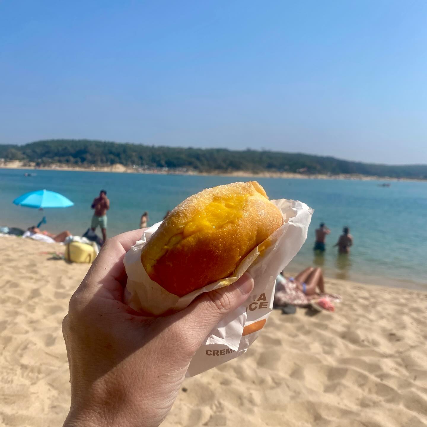 Estou completamente rendido a esta tradição de praia em Portugal: a Bola de Berlim. Já consigo ouvir o sininho ao longe e aquela correria disfarçada para garantir a minha antes que esgote. Nos Açores nunca foi costume, mas agora percebo porque é que aqui ninguém dispensa este ritual — praia sem Bola de Berlim não tem o mesmo sabor.