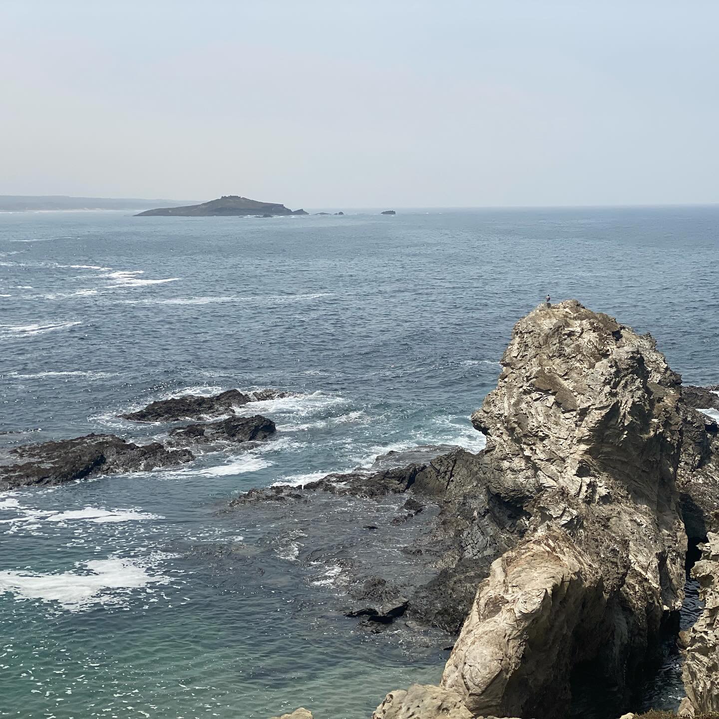 Porto Corvo com a Ilha do Pessegueiro ao fundo… lembra a música do Rui Veloso